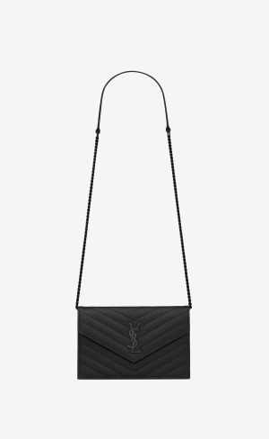 YSL Cassandre Matelassé Envelope Chain Wallet In Grain De Poudre Embossed Läder Noir | BEH957031
